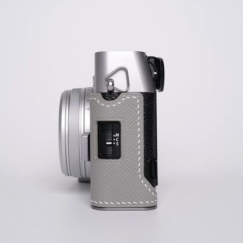 كاميرا جلدية أصلية مصنوعة يدويًا لفرقة Fujifilm X100VI/Fujifilm X100VI - طبقة أعلى جسم البقر+غرزة سرج مخيط يدوي+لوحة قاعدة معدنية+شانك يدوي (Gris mouette) in Kuwait