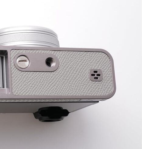 كاميرا جلدية أصلية مصنوعة يدويًا لفرقة Fujifilm X100VI/Fujifilm X100VI - طبقة أعلى جسم البقر+غرزة سرج مخيط يدوي+لوحة قاعدة معدنية+شانك يدوي (Gris mouette) in Kuwait