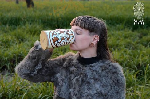 Viking Ox Horn-16oz ، 100 ٪ أصيلة ، تنين رونك محفور يدويًا مع قرن على الطراز البارد على طراز القرون الوسطى للمشروبات الباردة ، وهدية من الدرجة الغذائية للرجال والنساء ، مثالية لكأس Mead & Beer ... in Kuwait