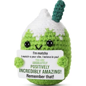 التأكيدات المحبوكة Matcha - صديق كروشيه إيجابي لطيف مع بطاقة تورية مضحكة ، هدية ملهمة لها ، في سن المراهقة ، صديقة للنساء ، ديكور دراسات عليا صغيرة لتقديرها ودوافع