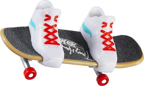 Hot Wheels Skate Tony Hawk Fingerboard & Multiple Skate Shoes Multipack ، 4 لوحات مجمعة بالكامل ، زوجان من أحذية التزلج ، مجموعة حصرية واحدة (قد تختلف الأنماط) in Saudi Arabia