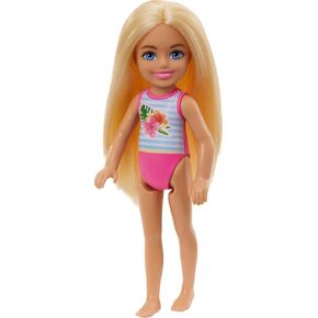 Barbie Chelsea Small Doll التي تعرض ملابس السباحة مع خطوط وطباعة زهرية وشعر أشقر وعيون زرقاء
