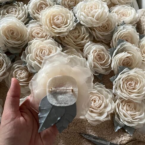 بروش الحرير يدويًا 3،5 '. أورجانزا زهرة corsage. دبوس الزهور. بروش الحرير المتفوق الأزهار ، والذكرى الحريرية ، هدية 12th لها (قبالة أبيض) in Kuwait