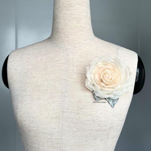 بروش الحرير يدويًا 3،5 '. أورجانزا زهرة corsage. دبوس الزهور. بروش الحرير المتفوق الأزهار ، والذكرى الحريرية ، هدية 12th لها (قبالة أبيض) in Kuwait