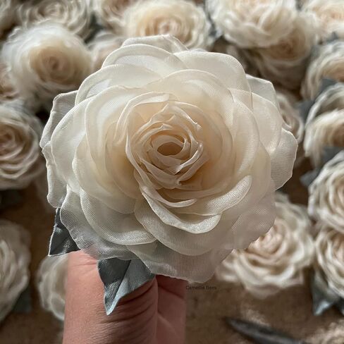 بروش الحرير يدويًا 3،5 '. أورجانزا زهرة corsage. دبوس الزهور. بروش الحرير المتفوق الأزهار ، والذكرى الحريرية ، هدية 12th لها (قبالة أبيض) in Kuwait