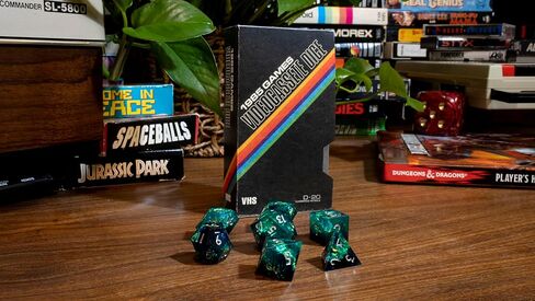1985 Games DND DICE SET ، VHS Retro Games Box Dice Box ، Resin Handmade Sharp Edge D&D Dice Met for Dungeons & Dragon Games ، تم تعيينه لألعاب لعب الأدوار (Plasmic Punch ، مجموعة من 7 زهر) in Kuwait