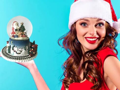 Lightahead الموسيقية عيد الميلاد سانتا تسليم الهدايا تمثال كرة الماء سنو غلوب مع القطار الخارجي الدائر في بوليريسين in Kuwait