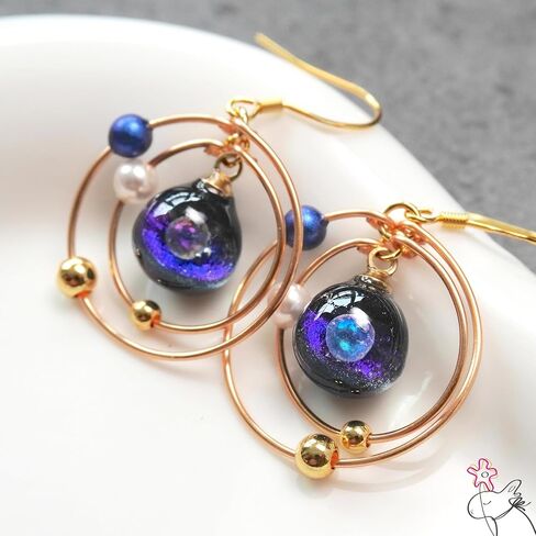 خطافات أذن مجرة ​​المصنوعة يدويًا - تصميم كوكب مصنوع يدويًا مع مسارات النجوم المعدنية ، والمجوهرات الإبداعية للنساء ، وهدية فريدة لمحبي علم الفلك in Kuwait
