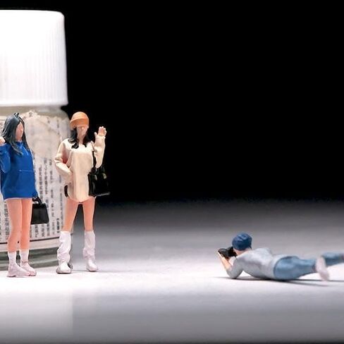 【1:64 Scale Hand-Painted Resin Figures】 Female with Trench Coat & Handbag - Realistic Miniature People for HO Scale, Train Scenes, Architectural Models, Collectors & Diorama Enthusiasts in Kuwait