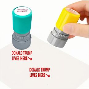 2 Pack Donald Trump يعيشون هنا ختم الجدة المرح ، طوابع مخصصة للبضائع ترامب ، هدايا دونالد ترامب من المؤيدين ، طوابع مخصصة للذات لمكتب الأعمال 1 و 1 ختم أخضر