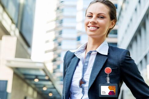 حامل شارة قابل للسحب، بكرات شارة قابلة للسحب، حامل بطاقات بكرة شارة بلاستيكية خفيفة الوزن مع مشبك حزام خلفي للممرضات والمتطوعين والمدرسين والطلاب (عبوة واحدة فضية) in Saudi Arabia