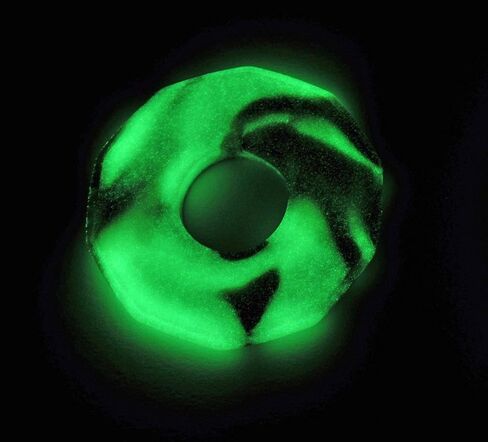 سياتل سبورتس تتوهج في حلقات التنقيط البحرية الداكنة لمجاديف الكاياك in Kuwait