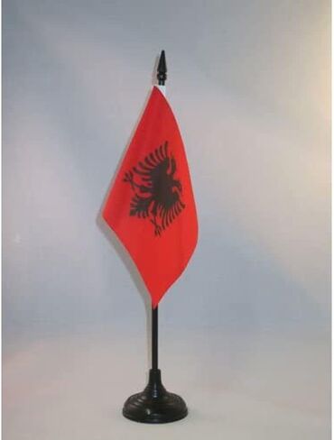 علم طاولة ألبانيا من AZ FLAG مقاس 10.16 سم × 15.24 سم - علم مكتب ألبانيا 15 × 10 سم - عصا وقاعدة بلاستيكية سوداء in Kuwait