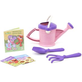 Green Toys Sesame Street Abby Watering Can مجموعة نشاط في الهواء الطلق - 16 قطعة تظاهر اللعب ، والمهارات الحركية ، وأطفال الأطفال في الهواء الطلق. لا BPA ، فثاليت ، PVC. غسالة الصحون آمنة ، البلاستيك المعاد تدويره ، مصنوع في الولايات المتحدة الأمريكية.
