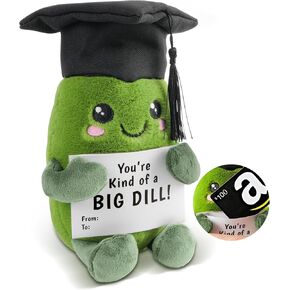 Primo Lines 2025 التخرج ، لعبة Pickle Pickle Plush - دمية دعم عاطفية 7 "مع حامل بطاقة الهدايا وغطاء التخرج ، ومتذكار ملهم لخريجي المدارس الابتدائية والثانوية والكليات