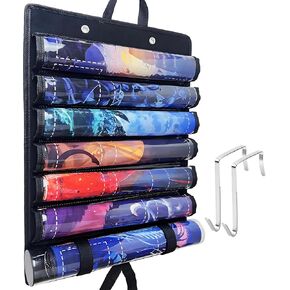 حقيبة تخزين Playmat ، حقيبة Playmat - تحتوي على 6+1 حصيرة وأنابيب ألعاب البطاقات مع 2 خطاف ، حامل معلق Playmat مع فتحات بلاستيكية شفافة ، وتناسب حصير اللعبة القياسية 2.75 "(أسود)