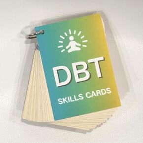 بطاقات مهارات DBT - DILECTICAL السلوكية DECK | مهارات التأقلم مع القلق ، تأكيدات DBT ، مهارات BPD ، التشوهات المعرفية ، أداة الرعاية الذاتية للصحة العقلية - 20 بطاقة DBT