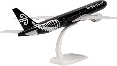 Herpa Snap-Fit Model Airplane Boeing 777-300ER Turkish Airlines TC-LJK Izmir, Airplane, Miniature in Scale 1:200, Collector's Item, Model with Stand, Plastic in Kuwait
