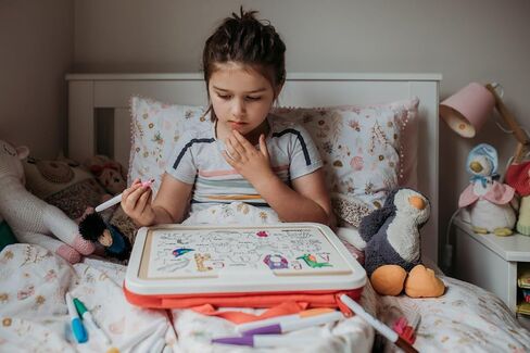 Mini Doodle Mat for Toddlers & Kids - Mess Free ومسحة من أجل التعلم الأبجدي والكتابة والتلوين - لا حصيرة حرفة قابلة لإعادة الاستخدام للأعمار 3-7 (Mini Dino Roar) in Kuwait