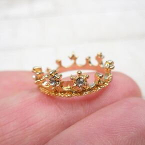 Crown Miniature Gold Crown ، Dollhouse Tiny Miniature Crown ، مع أحجار الراين الماس ، Crown ، لحديقة حكاية خرافية ، Dollhouse Miniature ، Terrarium ، Diorama (5pcs)