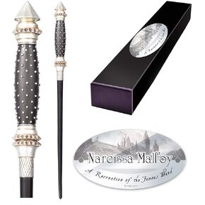 The Noble Collection - Narcissa Malfoy Character Wand - 14in (35 سم) معالجات العالم مع علامة الاسم - مجموعة أفلام هاري بوتر مجموعة الدعائم