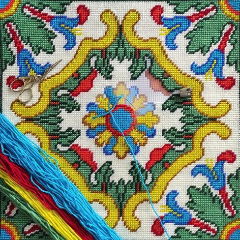 مجموعة BRVSK Ornamental Needlepoint للبالغين والمبتدئين - الزخارف السلتية. الربيع 16 ″ × 16 ″ مع تصميم مطبوع واضح ودقيق على قماش القطن ؛ يتضمن 2 إبرًا ، غزلًا ، ورسمًا سهلاً للقراءة in Kuwait