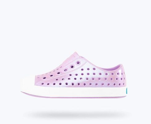 حذاء Jefferson Iridescent للفتيات من Native Shoes (طفل صغير/طفل صغير) أرجواني لافندر/أبيض صدفي/Galaxy 5 طفل صغير M in Saudi Arabia