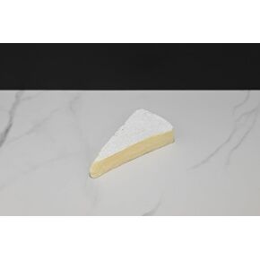 مجرد عجينة هو إسفين جبن بري مزيف