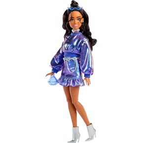 Barbie Deluxe Style Doll #7 في أعلى وتنورة زرقاء معدنية ، وشعر بني متموج ، وملحقات مثل المجوهرات الفضية ، وحقائب اليد الكريستالية والنظارات الشمسية