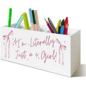 Pink Coquette Bow Preppy Pen Holder ، أنا حرفيًا مجرد فتاة وردية اللون من منظم حامل القلم القلم أكريليك.