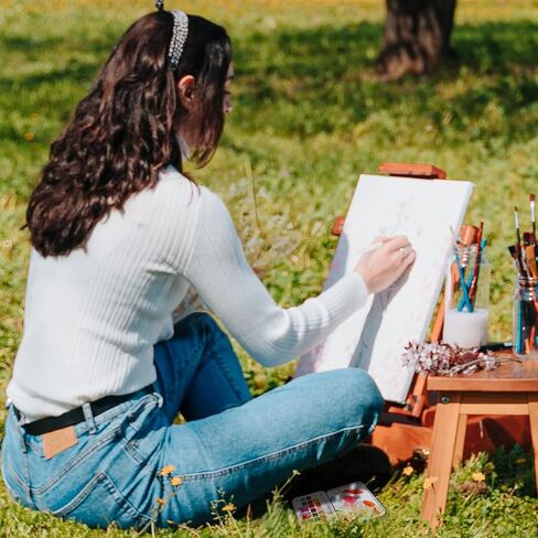 Aureuo Travel Watercolor Paint Set - 18 لونًا ماءًا نصف مقلاة ، صندوق قصدير محمول ، طقم ألوان مائية صغيرة للبالغين والمبتدئين والفنانين in Kuwait