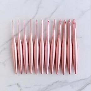 خطاف الكروشيه Furls ، Blush Stratelline Metal Flauded & Matte Finish ، مقبض مريح Crochet Hooks 7 "(أحمر الخدود - مصقول ، I - 5.50 مم)