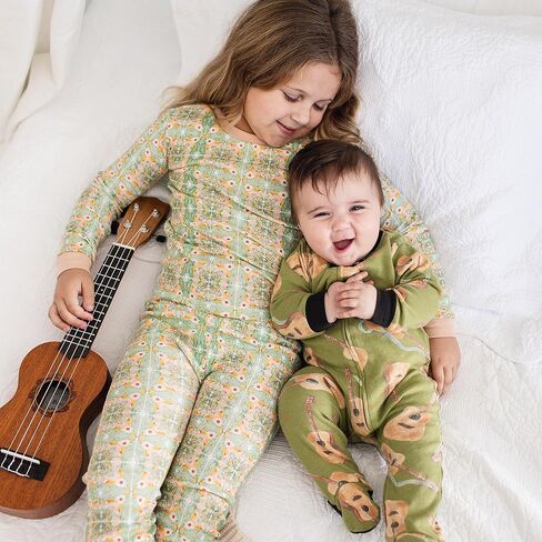 Burt's Bees Baby Baby Girls' Pajamas, Tee and Pant 2-Piece Pj Set, Take Me to Paris 2-PK, 12 Months in Kuwait