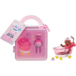 Baby Born Minis Playset-دمية ذات لون البشرة العميق مع عيون بنية ، وحوض الاستحمام وملحقات البط المطاط ، تشمل حالة حمل قابلة لإعادة الاستخدام للعب أثناء اللعب أثناء التنقل