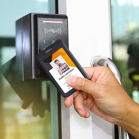 1 حزمة انزلاق شارة المعرف العمودي الصلبة السوداء بلاستيك البطاقة حماية الحامي مع نافذة واضحة من جانب بطاقات الائتمان معرف المدرسة وبطاقات المفتاح القرب in Kuwait