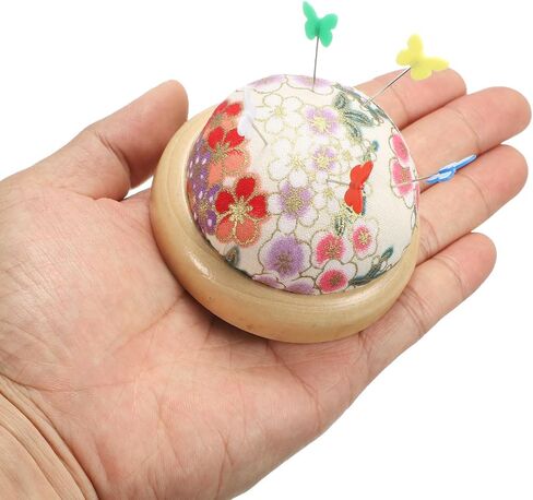 Harfington Pin Cushion قاعدة خشبية على الطراز الياباني حامل إبرة Pincushion لخياطة خياطة الإبرة الحرفية DIY ، نمط الأزهار البيضاء in Saudi Arabia