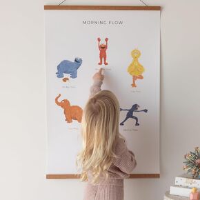 Minnful & Co Sesame Street Kids Yoga Poster kid شقرا مع طبعات لأنشطة تمرين الأطفال