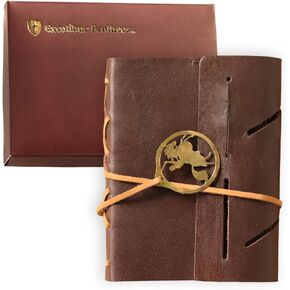 Premium Leather Journal for Men - 4.3 × 5.9 بوصة A6 Buffalo Leather Noteboor الغطاء ، مجلة جلدية ملزمة ، حجم الجيب ، حلقة القلم ومرجعية ، مربع Keepsafe متضمن | بني داكن - 100 صفحة