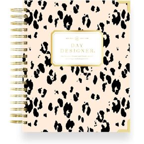 Day Designer 2025-2026 Weekly Planner-Premium Planner للتنظيم الأنيق. يجمع بين التقويم الشهري ، والجدول الزمني للساعة ، وقائمة المهام ، والامتنان ، وتحديد الأهداف ، والاقتباسات الملهمة ، والملصقات والمزيد. غطاء مغلف أنيق مع لهجات ذهبية (LEA LE