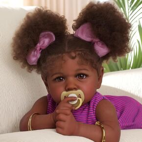 ADFO Reborn Black Baby Baby Dolls -22 بوصة ناعمة الجسم دمى الطفل واقعية فتاة ، والكراميل لون البشرة دمى الطفل الحقيقي مع مجموعة التغذية وملحقات الألعاب للأطفال سن 3