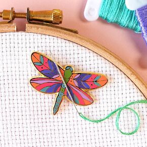 Caterpillar Cross Stitch Dragonfly Magnetic Needle Minder for Cross Stitch ، والخياطة والتطريز ، وتصميم نابض بالحياة ملون