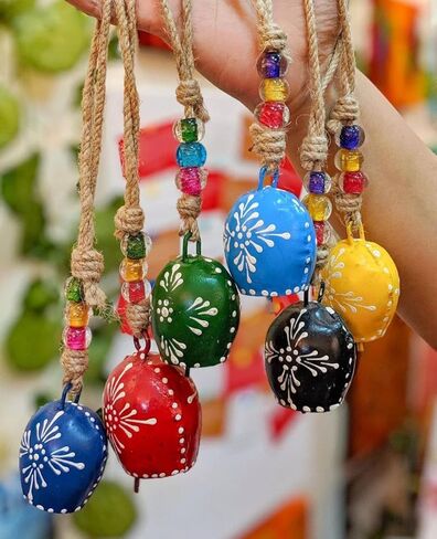 PNS 7 سم، أجراس مطلية معلقة متناغمة متعددة الألوان ديكور احتفالي أجراس معدنية مصنوعة يدويًا على الحبل، أجراس ساحرة، ديكور معلق على الحائط، صانعات ضوضاء أجراس البقر، جدار المزرعة، مجموعة متعددة الألوان لعيد الميلاد من 6 in Kuwait