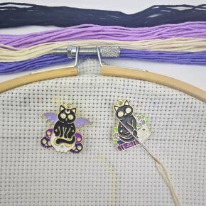 2 Pieces Fun Cat Needle Minder，Magnetic Pin Holder for Cross Stitch, Sewing, Embroidery and Needlework Accessories (Cat Claw)