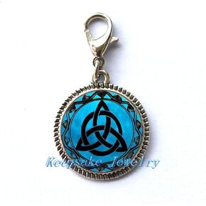 Blue Moon Celtic Triquetra shipper pull ، مثالي للقلائد ، الأساور ، سلسلة المفاتيح والأقراط سحر المجوهرات المصنوعة يدويًا Celtic Triquetra