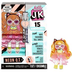 مضحك جداً. مفاجأة! JK Neon Q.T. دمية مصغرة للأزياء مع 15 مفاجأة بما في ذلك ملابس Dress Up Doll ، وملحقات الدمية الحصرية- الهدايا للفتيات ومزج المطابقة للأطفال من 4 إلى 15 عامًا