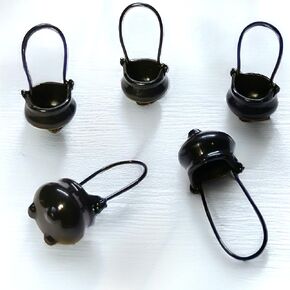 Mini Cauldrons 5PCS - Small Cauldron, Tiny Cauldron with Wire Handle for Mini Witch's Brew, Dollhouse Miniatures, Mini Cauldrons for Food - Plastic, Black - picocosmxiruo