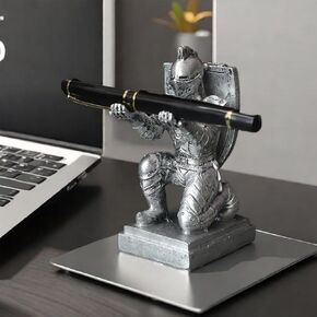 Resin Soldier Shield Knight Decor تمثال تمثال قاعدة حامل للمكتب ، Desktop Organizer Pencil STAND DISHTER FOR Office ، School ، Home ، كهدية للرجال الأب