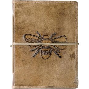 Primitives by Kathy Leather Bound Journal تتميز بتصميم نحلة معقد على الغلاف الأمامي. تتضمن مجلة Bee 96 صفحة غير مقدمة.