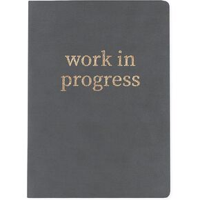 Graphique Graphique Leate Vegan Leather Journal ، Progress - 7 "× 9.5" ، 192 صفحة مبطنة ، اقتباس "العمل قيد التقدم" مزينة في رقائق الذهب على الغلاف - مثالية لتدوين الملاحظات والقوائم والمزيد