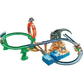 Hot Wheels Jurassic World Dominion Toy Cars & Track Set ، Clash 'N Crash PlaySet مع Big Dinosaur ، Booster Motory و 1:64 Scale Car